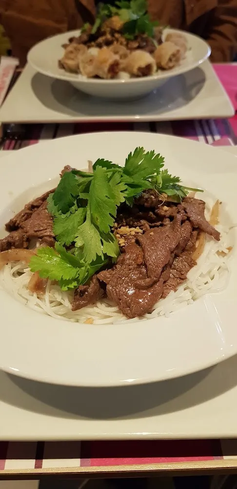 Bun Bo Nouilles Bœuf Sauté Aux Oignons Et Crudités